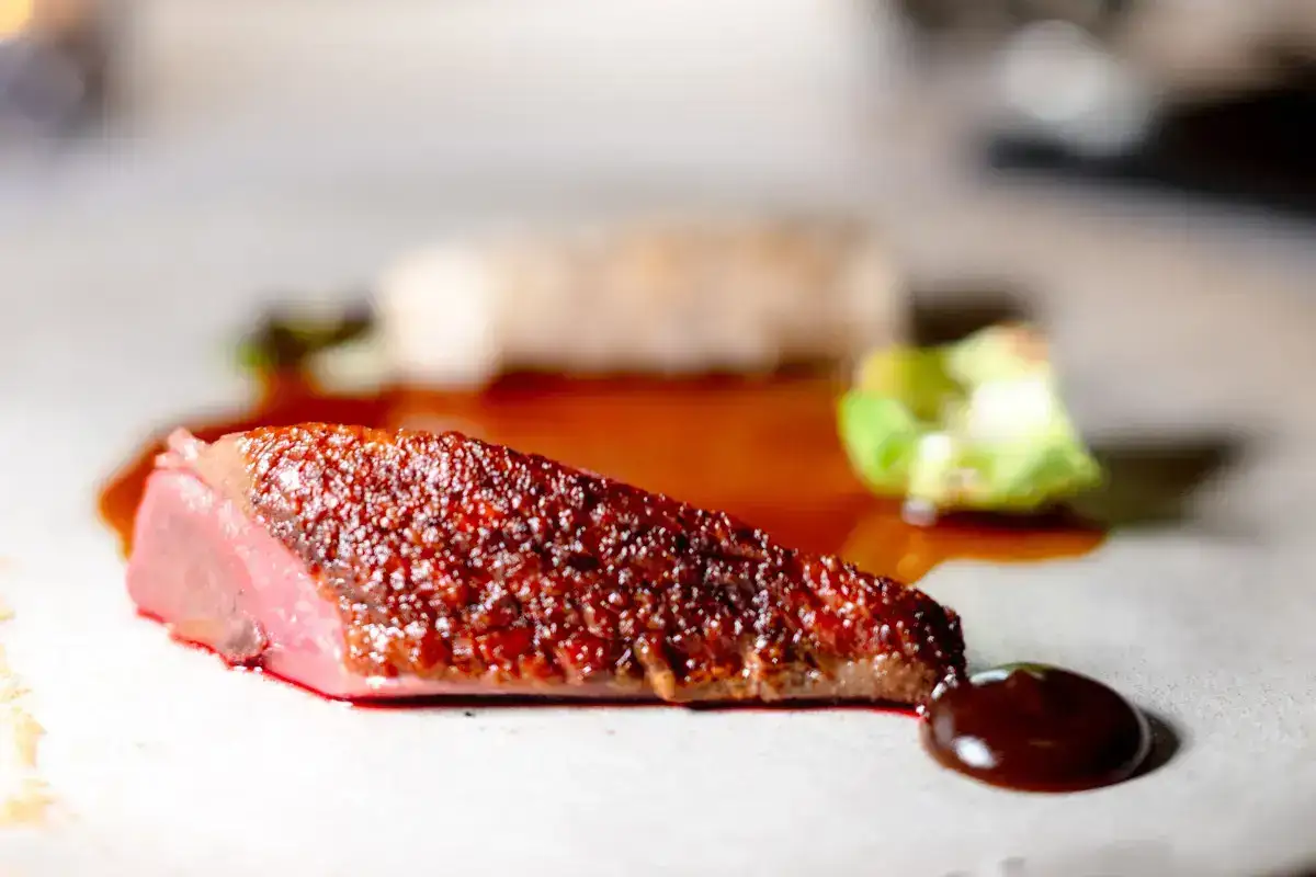 I piatti "vetrina", come il piccione, definiscono l'ambizione gastronomica del ristorante