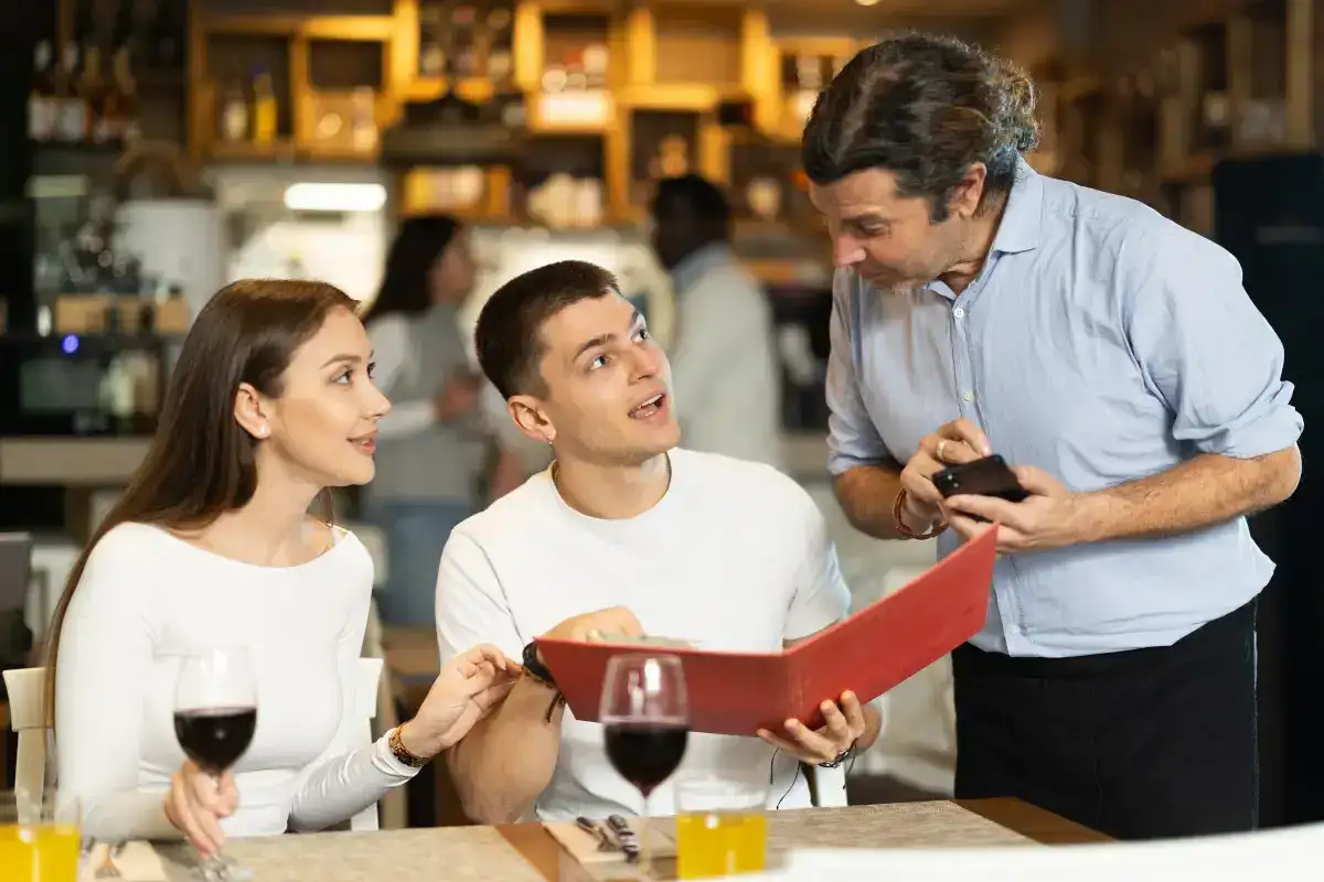 Rovesciare la logica del vino applicandola al piatto significa riprendere il controllo della redditività della propria azienda. I cuochi e i ristoratori moderni non possono più limitarsi a essere puristi della materia prima o romantici interpreti del gusto; devono trasformarsi in ingegneri del valore. Solo proteggendo la fiducia del cliente sulle grandi materie prime e valorizzando l'artigianalità degli ingredienti poveri si può costruire una ristorazione che non sia solo splendida da raccontare, ma solida e prospera da gestire.