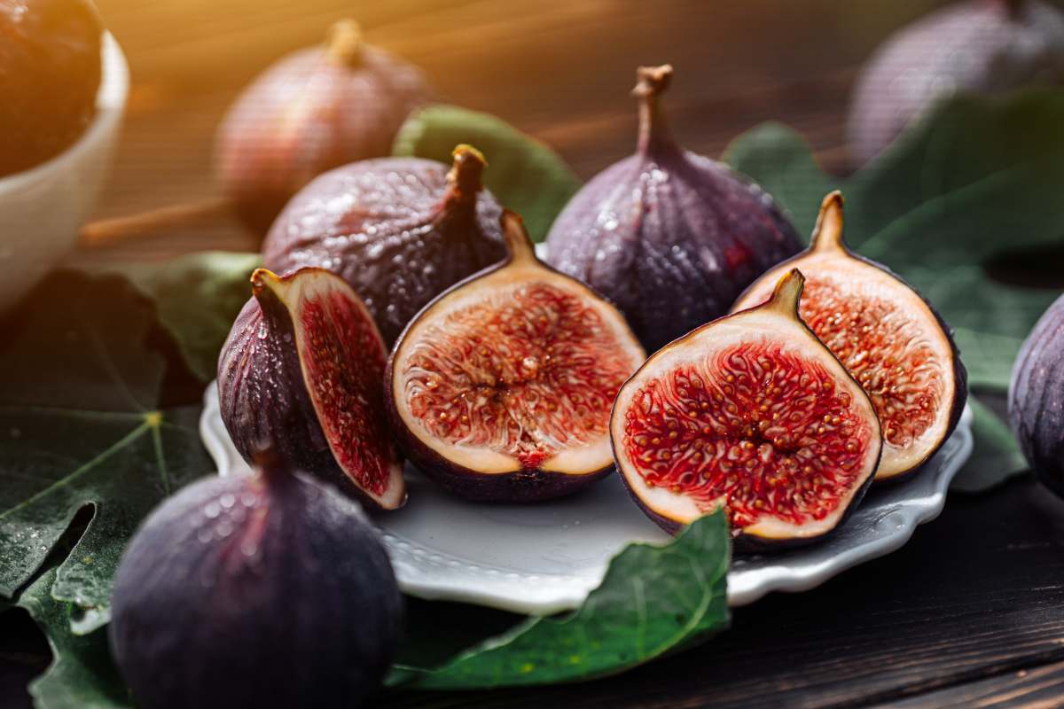 I fichi freschi apportano minerali come potassio, calcio, magnesio e ferro, oltre a vitamine come la C e la K