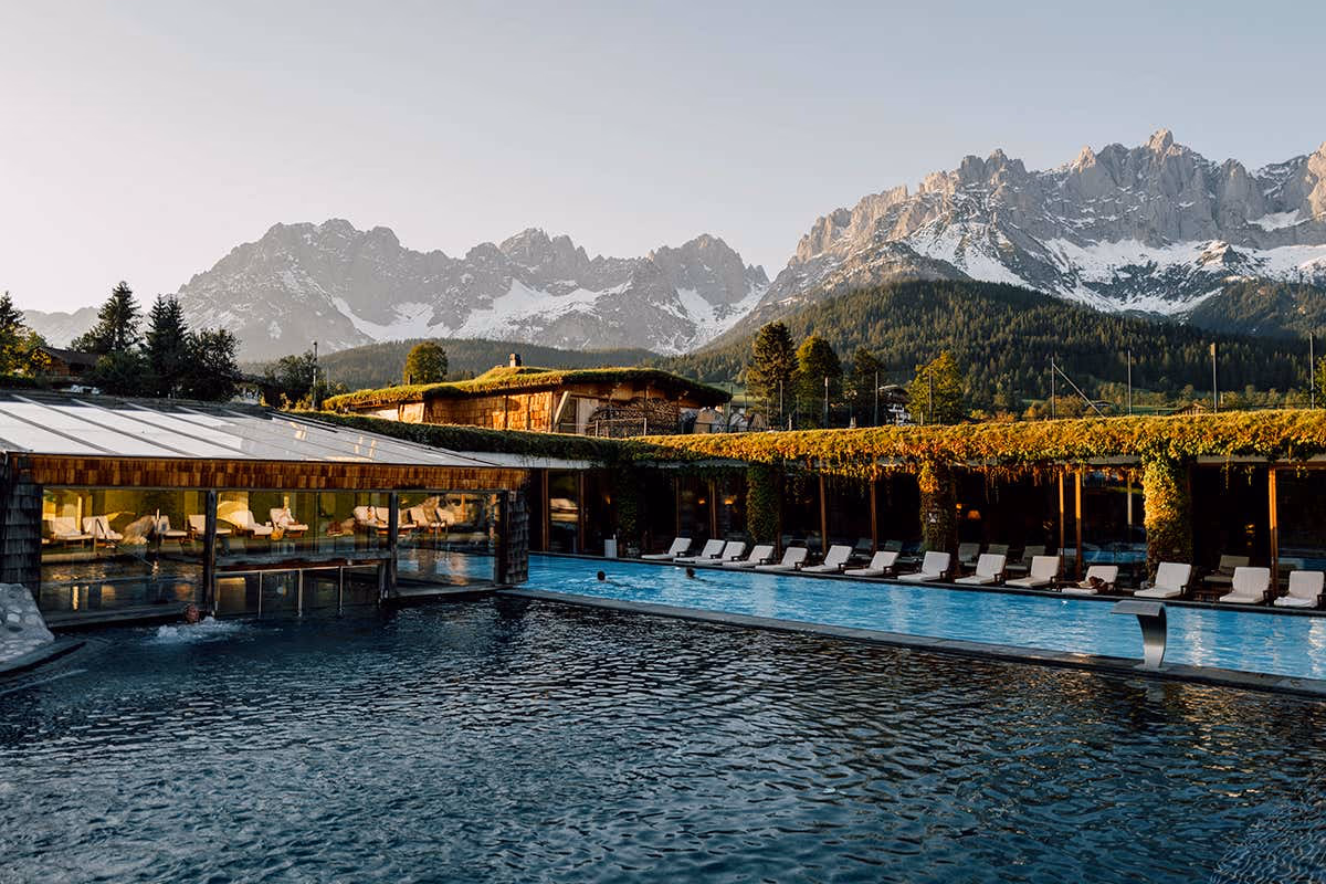 La piscina salata interna ed esterna dello Stanglwirt immersa nel panorama del Wilder Kaiser