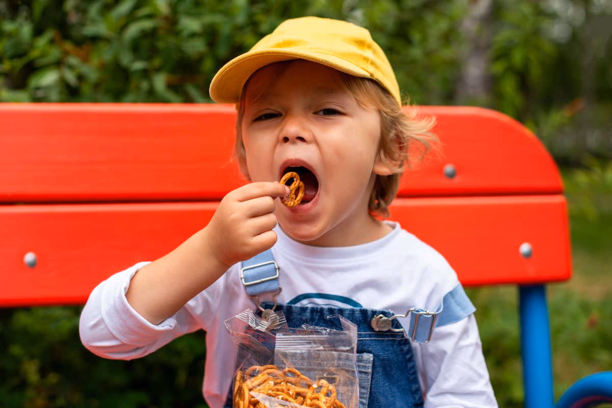 Cibi ultra-processati: nei bambini può quadruplicare il rischio d’asma