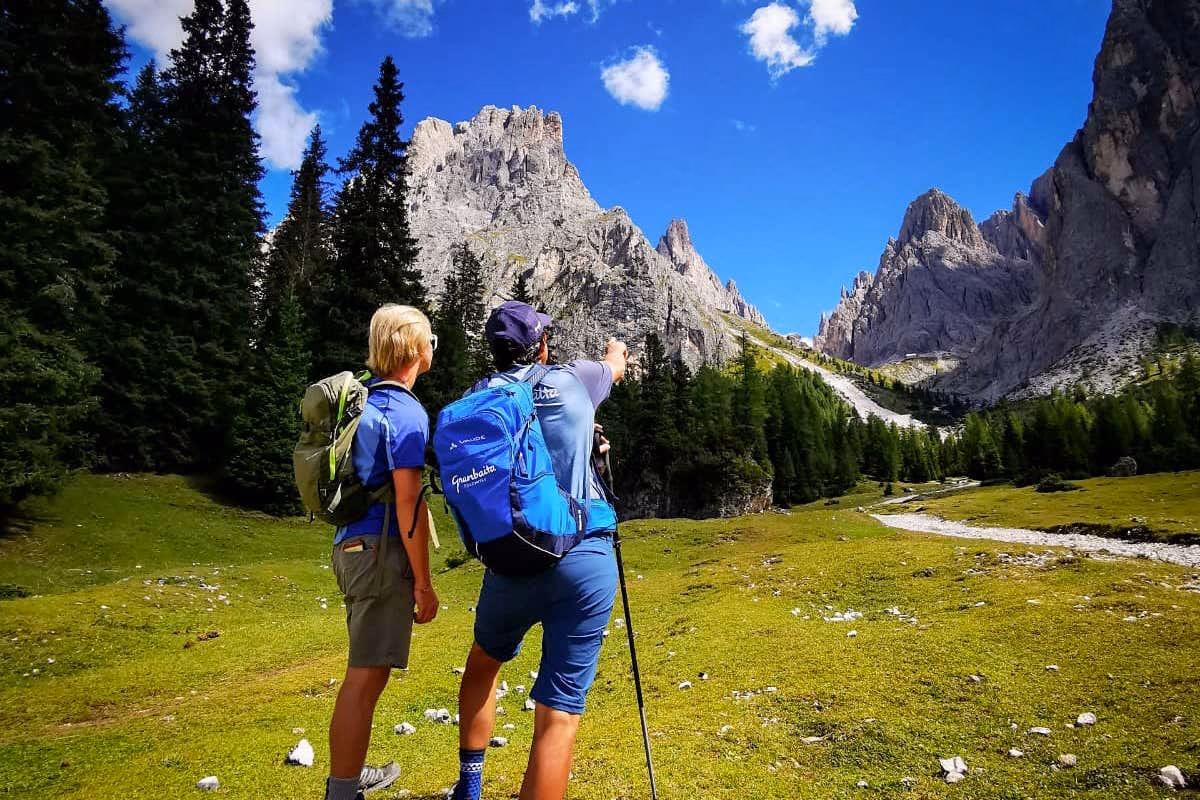 In estate la Val Gardena si trasforma in un paesaggio di prati fioriti e sentieri alpini, dove la natura diventa protagonista assoluta delle Dolomiti