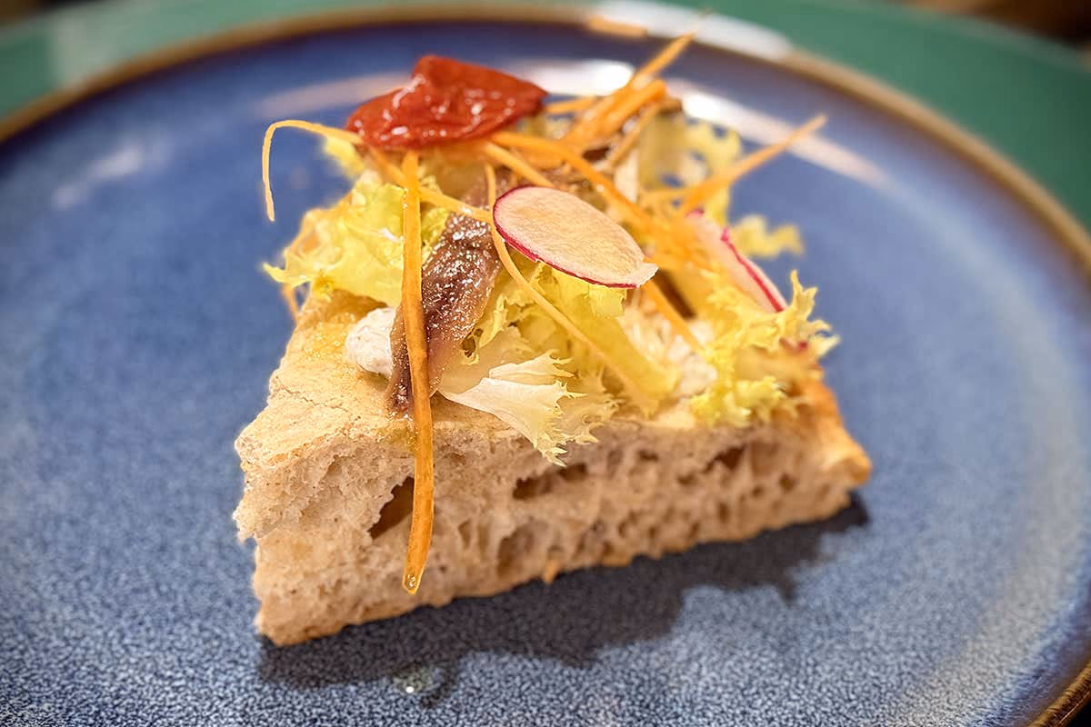 Pizza al padellino con misticanza (cuore di scarola, carota, ravanello), yogurt ai capperi e limone, alice del Cantabrico