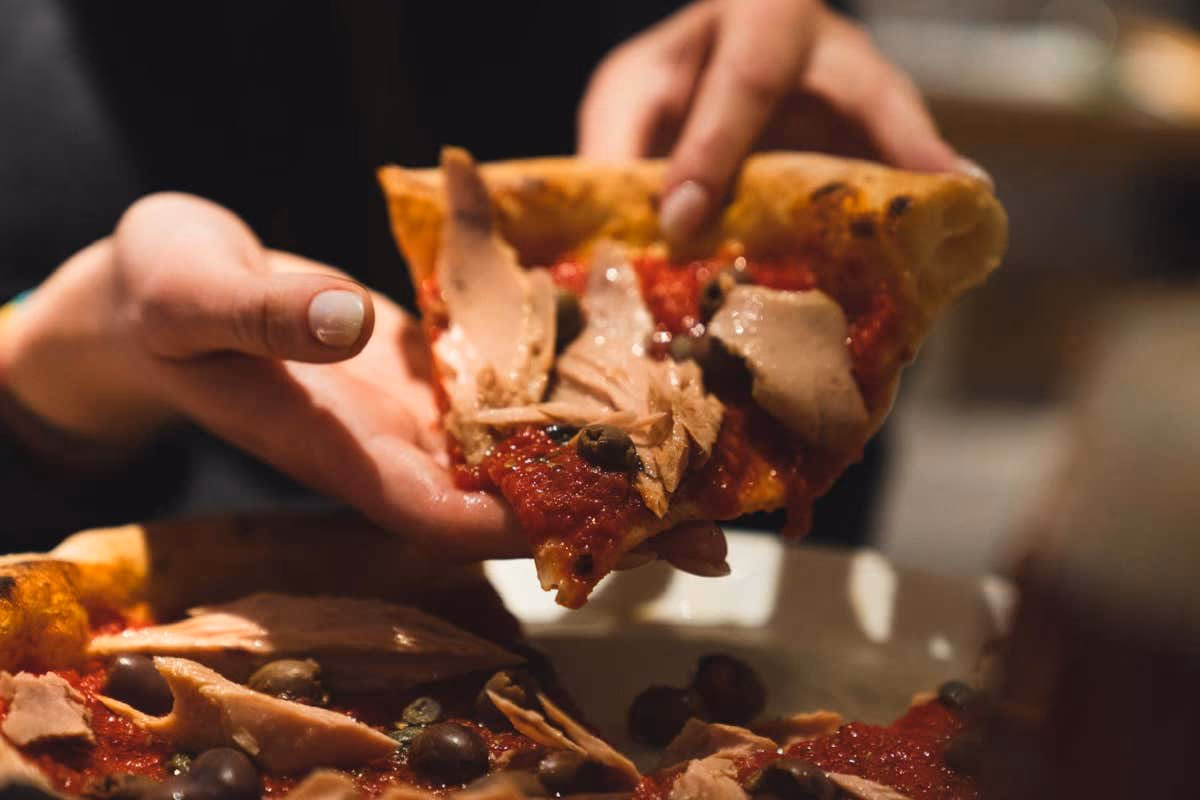 Pizza Puttanesca con tonno, pomodoro, olive, capperi di Salina e origano di Pantelleria