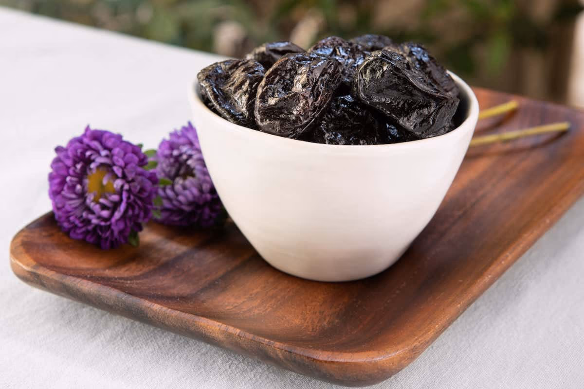 Viaggi, caldo e intestino: come le prugne aiutano il benessere in vacanza
