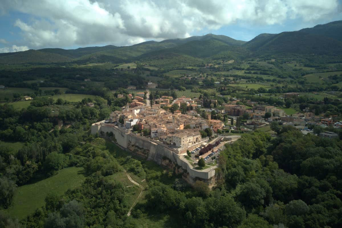 Come contrastare spopolamento e overtourism? Valorizzando i piccoli borghi