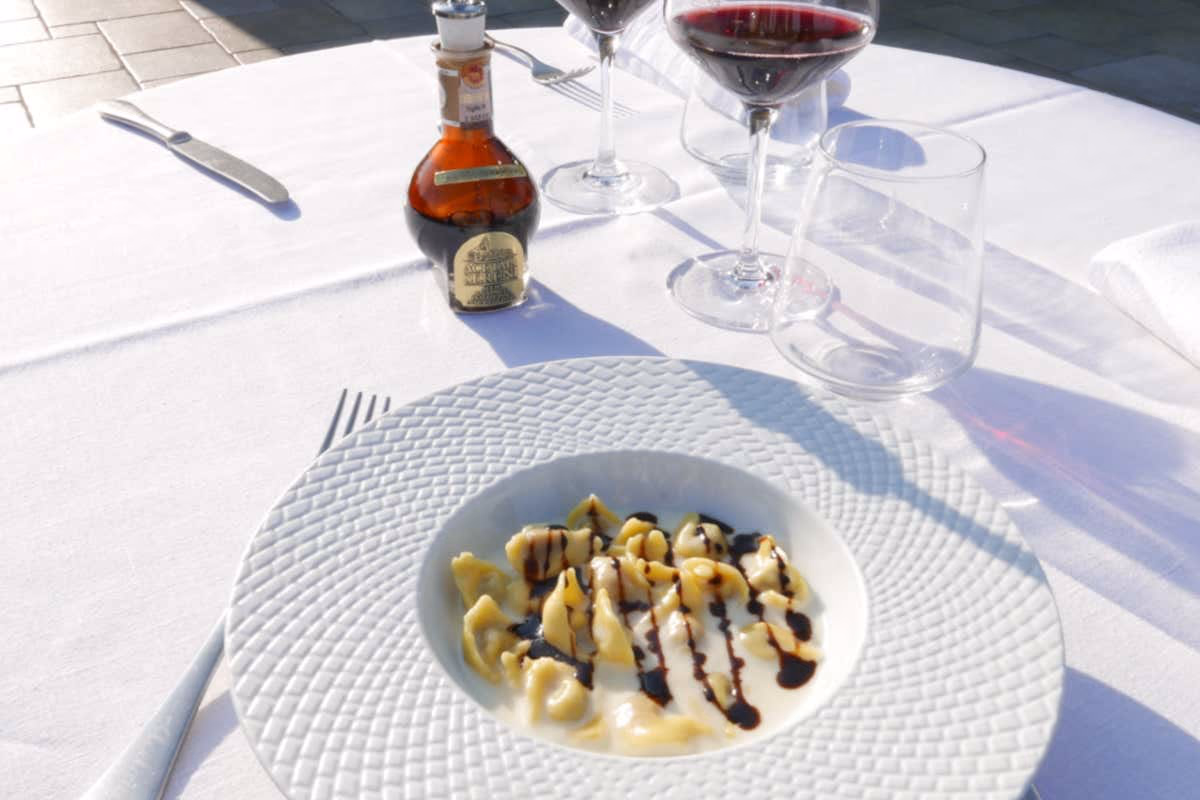 Gli chef ambassador di Acetaia Sereni usano l'Aceto balsamico come parte integrante della loro identità culinaria, come Simone Ollari coi suoi "Norini"
