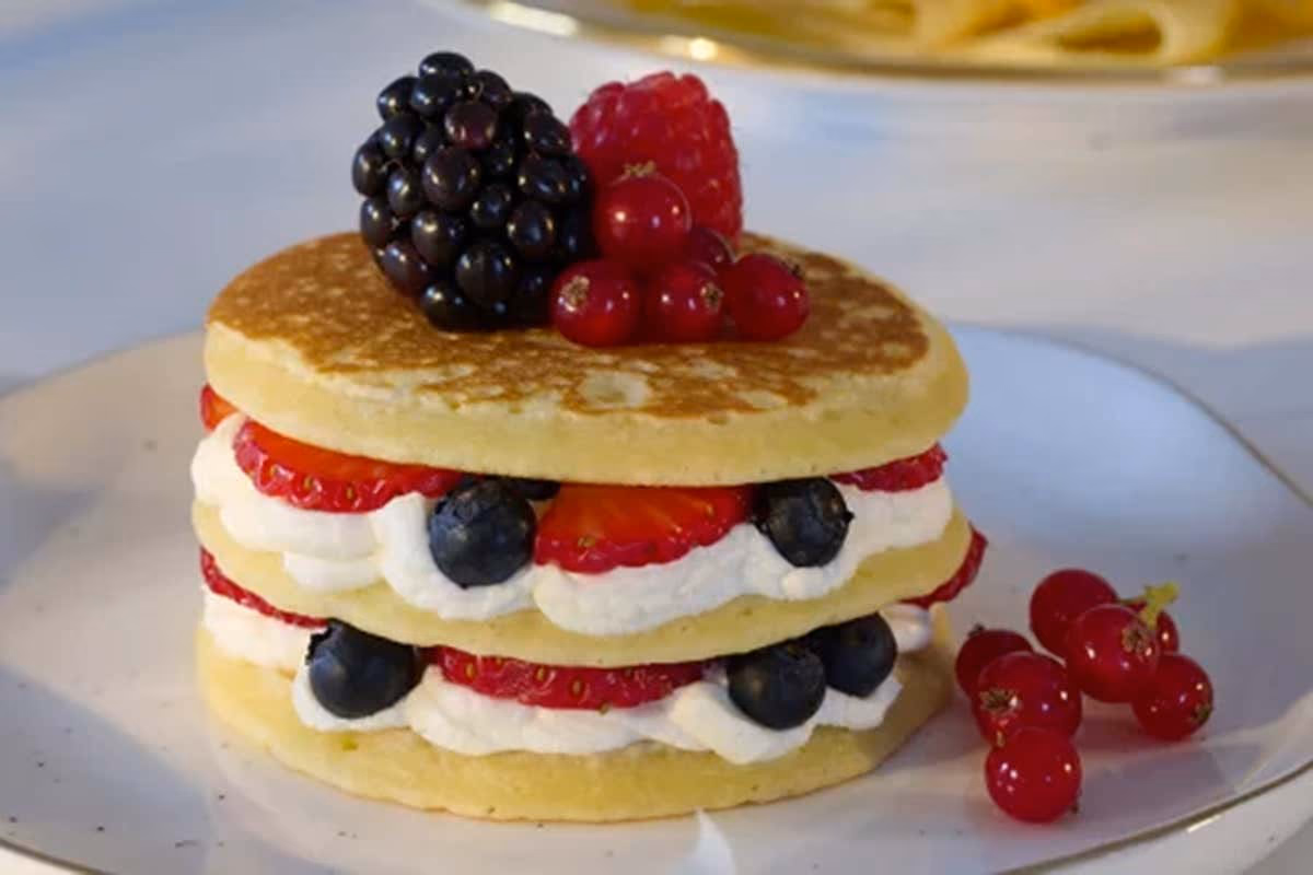 Pancake stratificato con crema e frutti rossi della linea Bakery Pastificio Bacchini