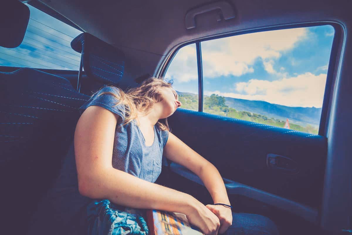 Dormire male in viaggio può incidere sul cervello: ecco le posizioni da evitare