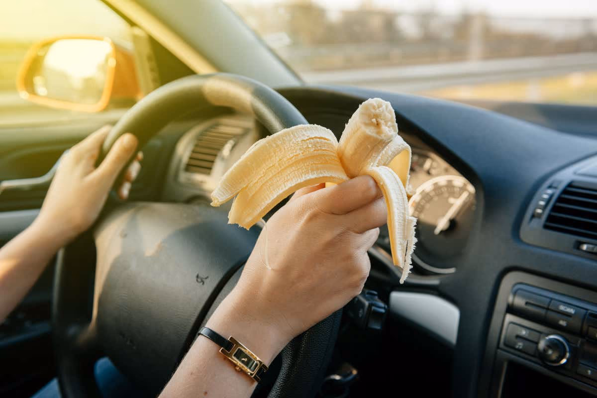 Dalle banane allo zenzero: cosa mangiare per affrontare lunghi viaggi in auto
