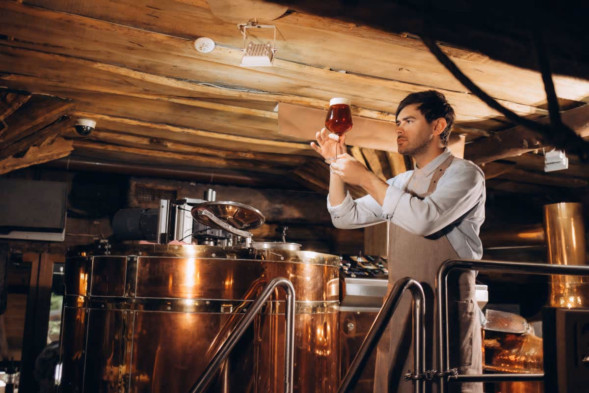 La legge del 7 aprile 2026 tutela l'artigianalità italiana tramite l'iscrizione a un apposito albo: ma vale anche per la birra artigianale?